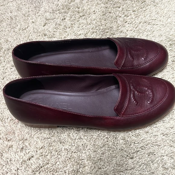 CHANEL Bordeaux Calfskin Leather Embossed CC Logo Loafer Flat - Picture 2 of 4